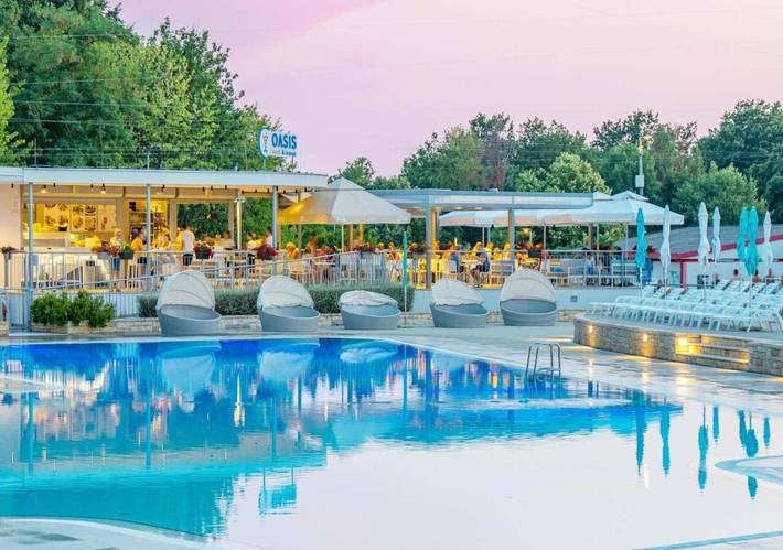 Camping pour 6 personnes, avec bassin pour enfant ainsi que terrasse et piscine à Funtana - 2
