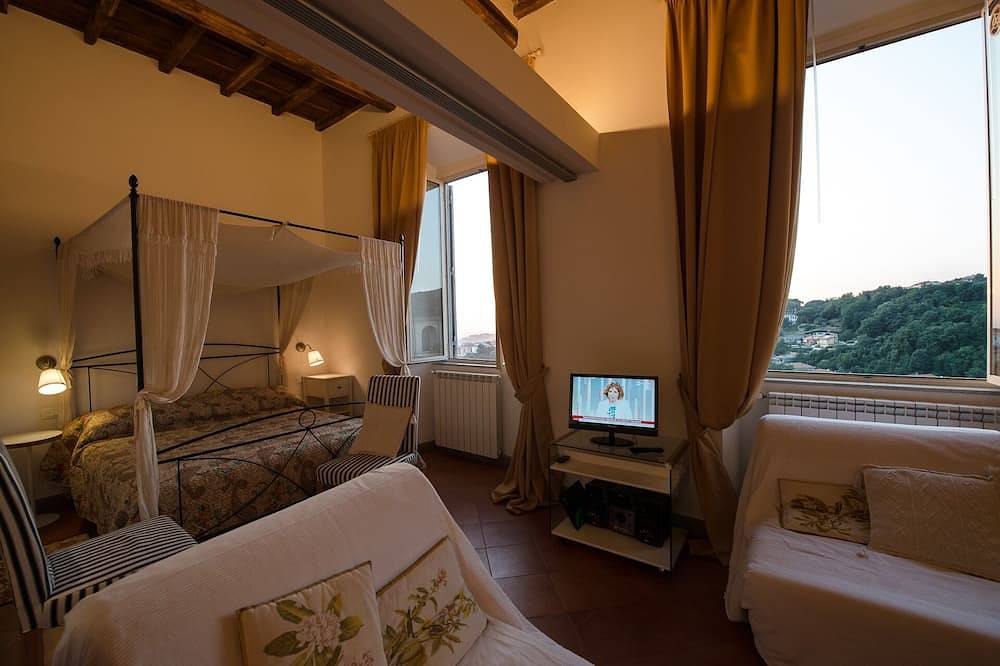 Apartamento entero, Ático en el centro de Ariccia, cerca de Roma, con una terraza panorámica in Ariccia, Castelli Romani