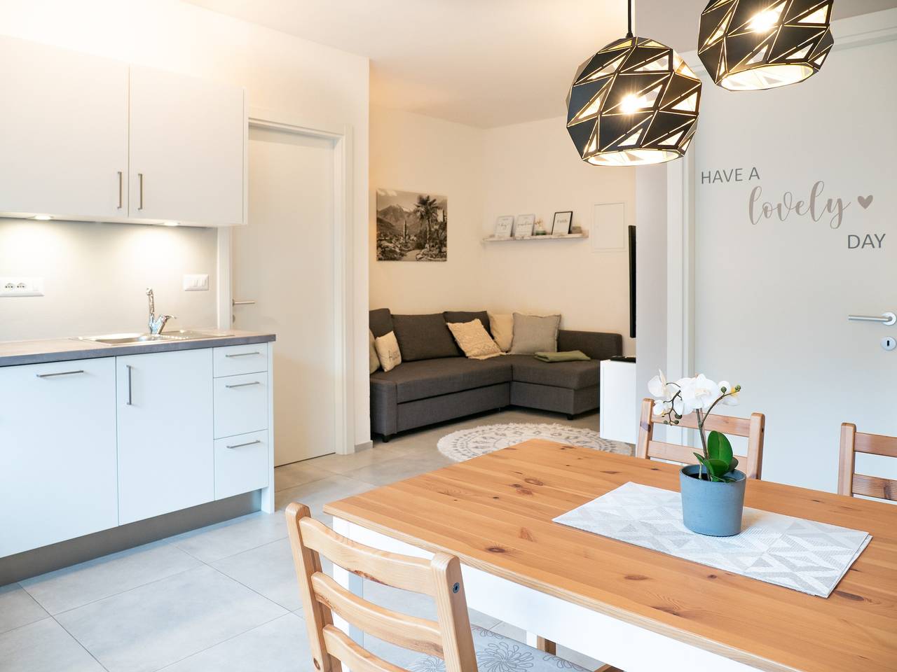 Apartamento entero, Apartamento vacacional "Alex" completamente nuevo cerca del centro con vistas a la montaña, wifi y balcón in Maia Bassa, Merano