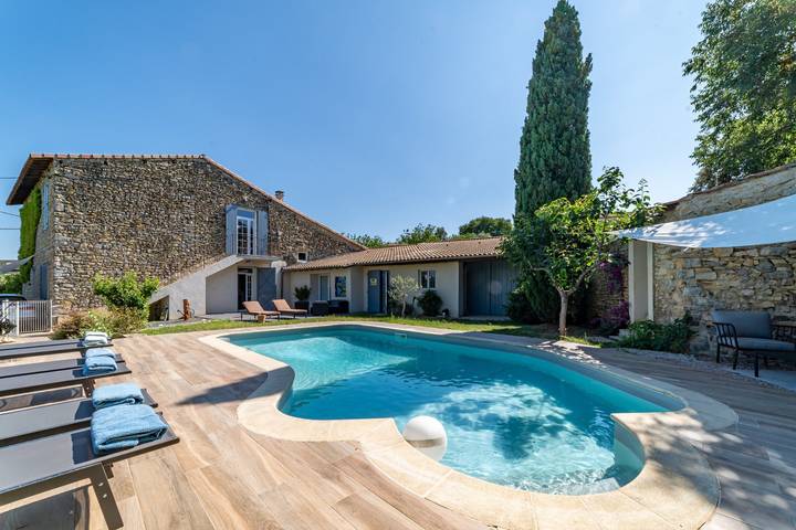 Gîte pour 4 personnes, avec jardin ainsi que piscine et terrasse
