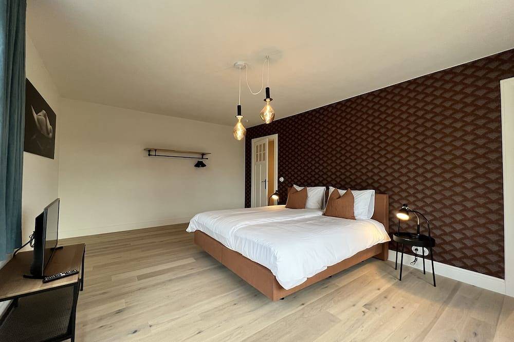 Beautifully renovated home with 5 large bedrooms and 4 bathrooms in Assebroek, Brujas