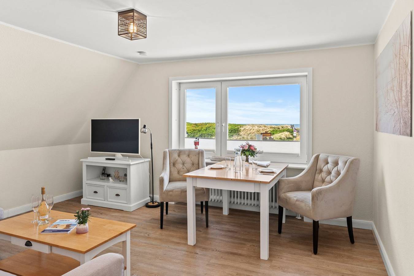 Ganze Wohnung, Gemütliche Zwei-Zimmer-Ferienwohnung im Obergeschoss mit Meerblick in Wenningstedt, Sylt