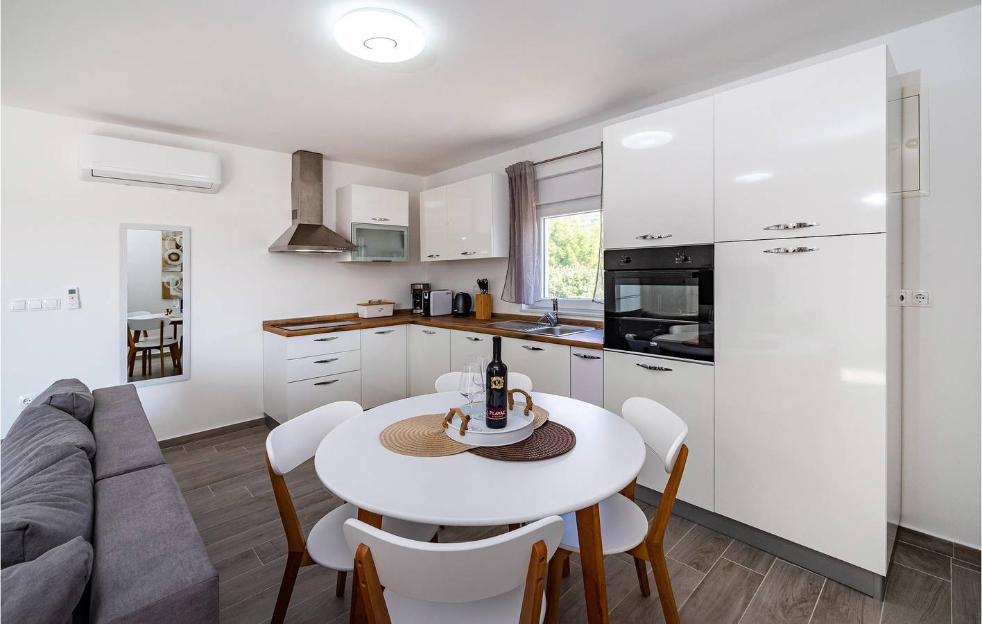 Ganze Ferienwohnung, Reizende Ferienwohnung mit Pool, WLAN und Terrasse in Küstennähe in Donji Karin, Zadar