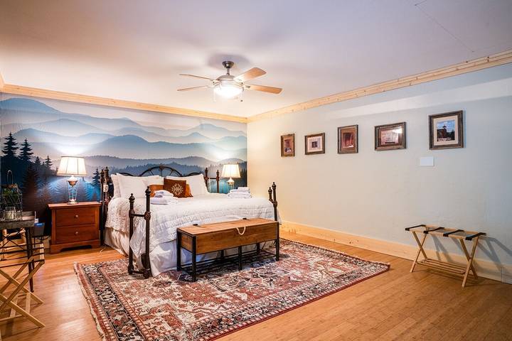 Vacation rental for 16 people, with yard and hot tub in Angel Fire