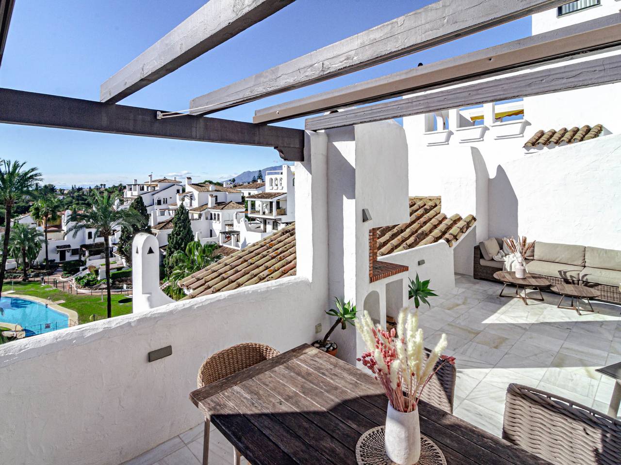 Entire apartment, Modern apartment with 3 bedrooms, air conditioning and pool in Nueva Andalucia in Marbella West, Marbella