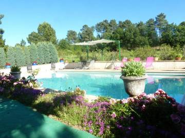 Gîte pour 4 personnes, avec jardin et piscine à Ailhon