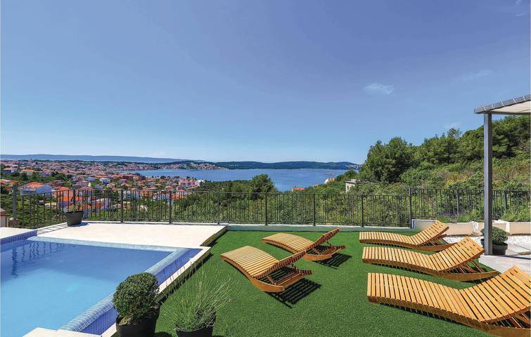 Charming 2BD Apartment with Pool, Terrace & Beach Access 2.5km Away in Trogir, Ciovo