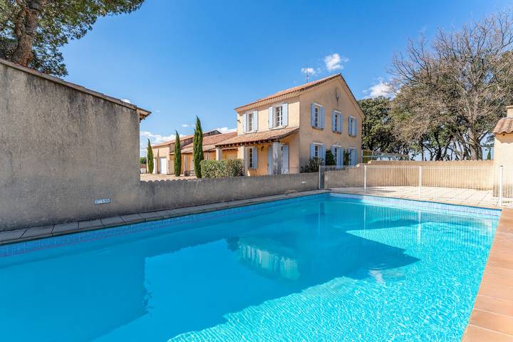 Château Mazane – Mas inmitten der Weinberge mit Pool und Bergblick in Sarrians, Vaucluse