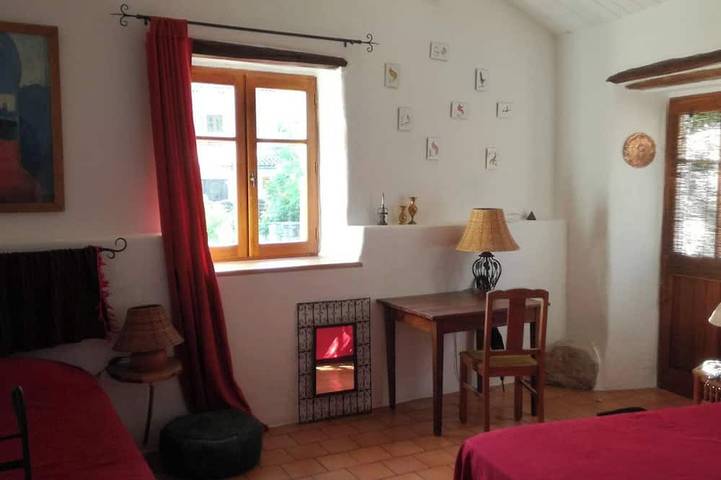 Location de vacances pour 3 personnes, avec piscine et jardin ainsi que terrasse et jacuzzi à Saint-Georges-de-Luzençon - 3