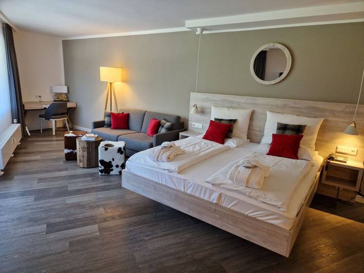 Bungalow für 4 Personen, mit Balkon und Whirlpool sowie Garten und Pool