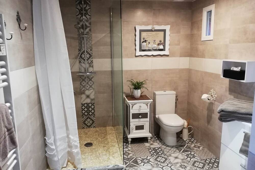 Alojamiento con aire acondicionado \"Le Saint Jacques\" con piscina a los pies de Saint Cirq Lapopie in Tour-de-Faure, Macizo Central