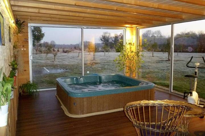 Gîte pour 6 personnes, avec Jacuzzi ainsi que Terrasse et Jardin à Saint-André-de-Lidon