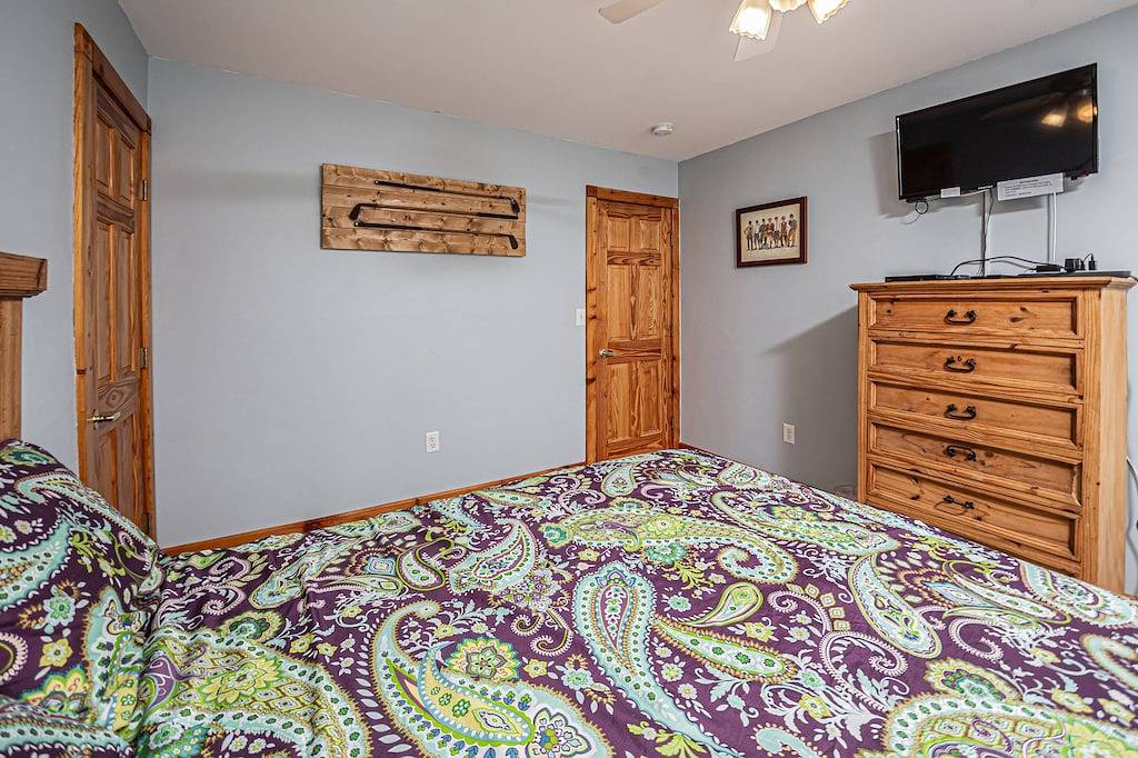 Sunkissed Lodge | Hot Tub, Games, Great Views! in McHenry, Deep Creek Lake