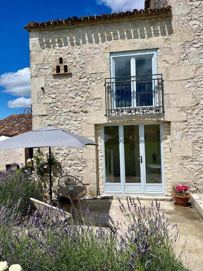Gîte pour 2 personnes, avec piscine et jardin à Loubès-Bernac