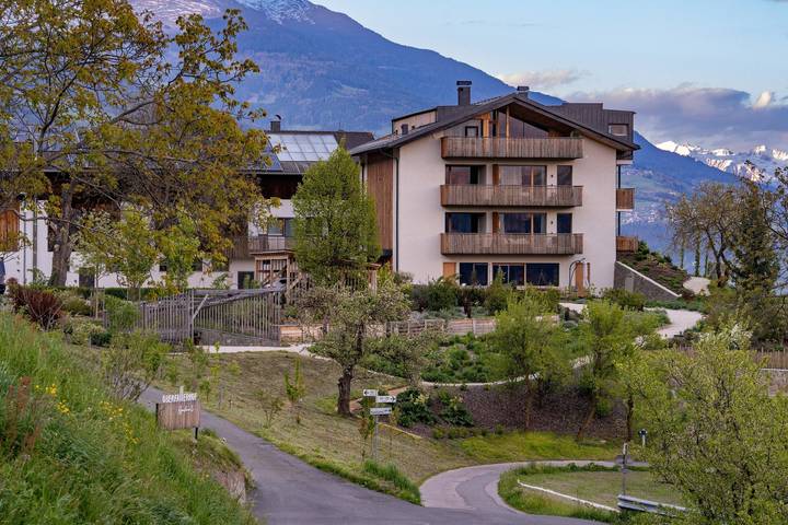 Appartamento intero, Oberfallerhof appartamento Ummi con vista sulle montagne, giardino e Wi-Fi in San Ingenuino, Barbiano