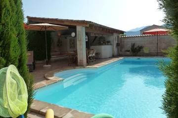 Gîte pour 4 personnes, avec piscine ainsi que terrasse et jardin à Saint-Florent