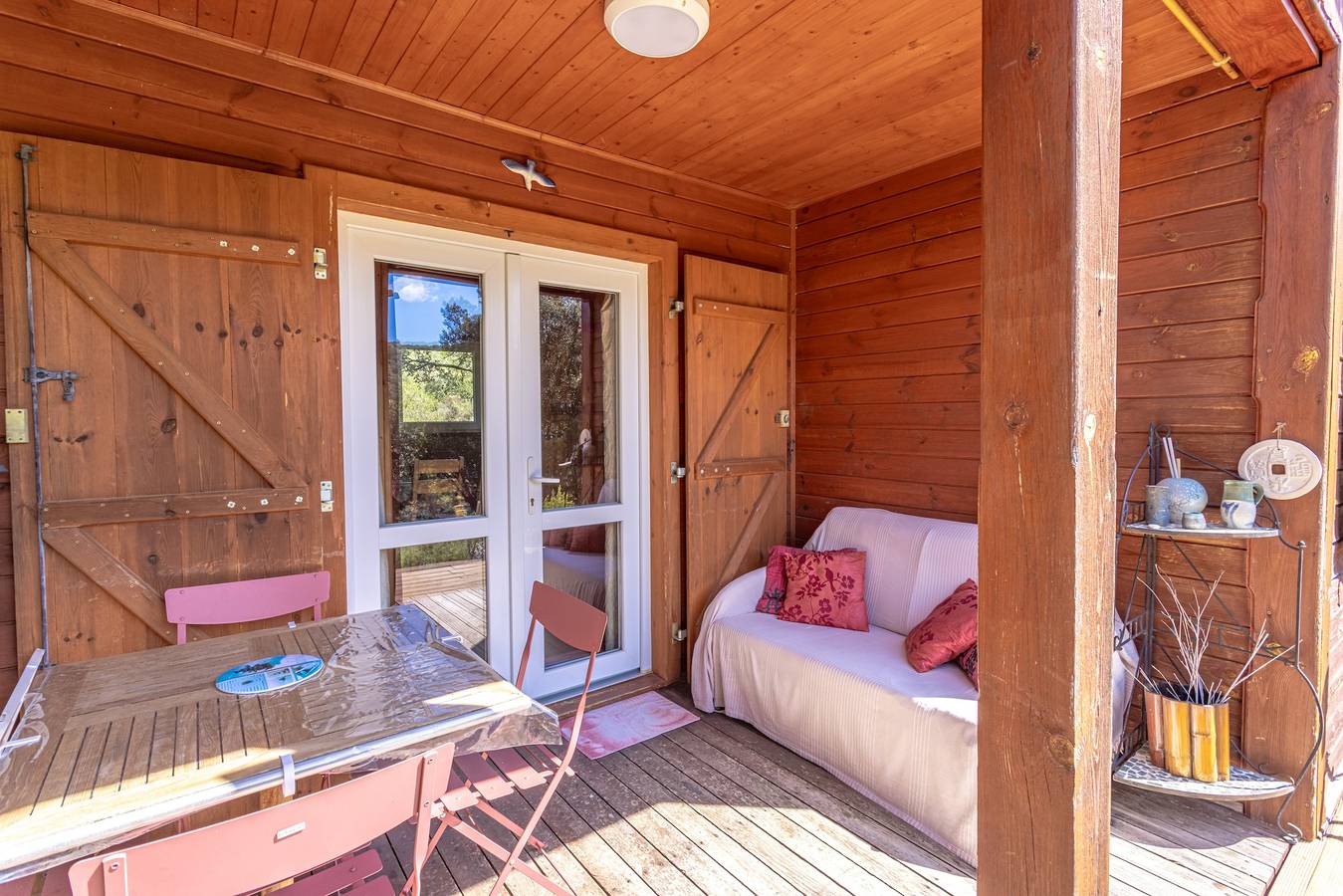 Chalet 'Japon' avec vue sur les montagnes, piscine partagée et terrasse privée in Rouffiac-des-Corbières, Parc naturel régional Corbières-Fenouillèdes
