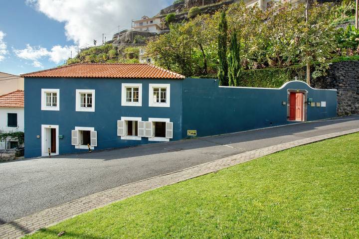Casa de férias 'Calheta Beach House T2' com vista para a montanha, terraço privado e Wi-Fi in Calheta, Madeira