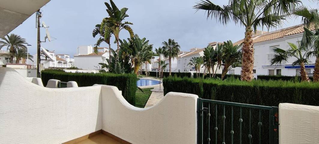 Apartamento de vacaciones para 4 personas, con jardín además de terraza y piscina - 1
