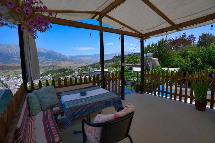 Maison d’hôte pour 3 personnes, avec Terrasse ainsi que Jardin et Vue dans Gjirokastër