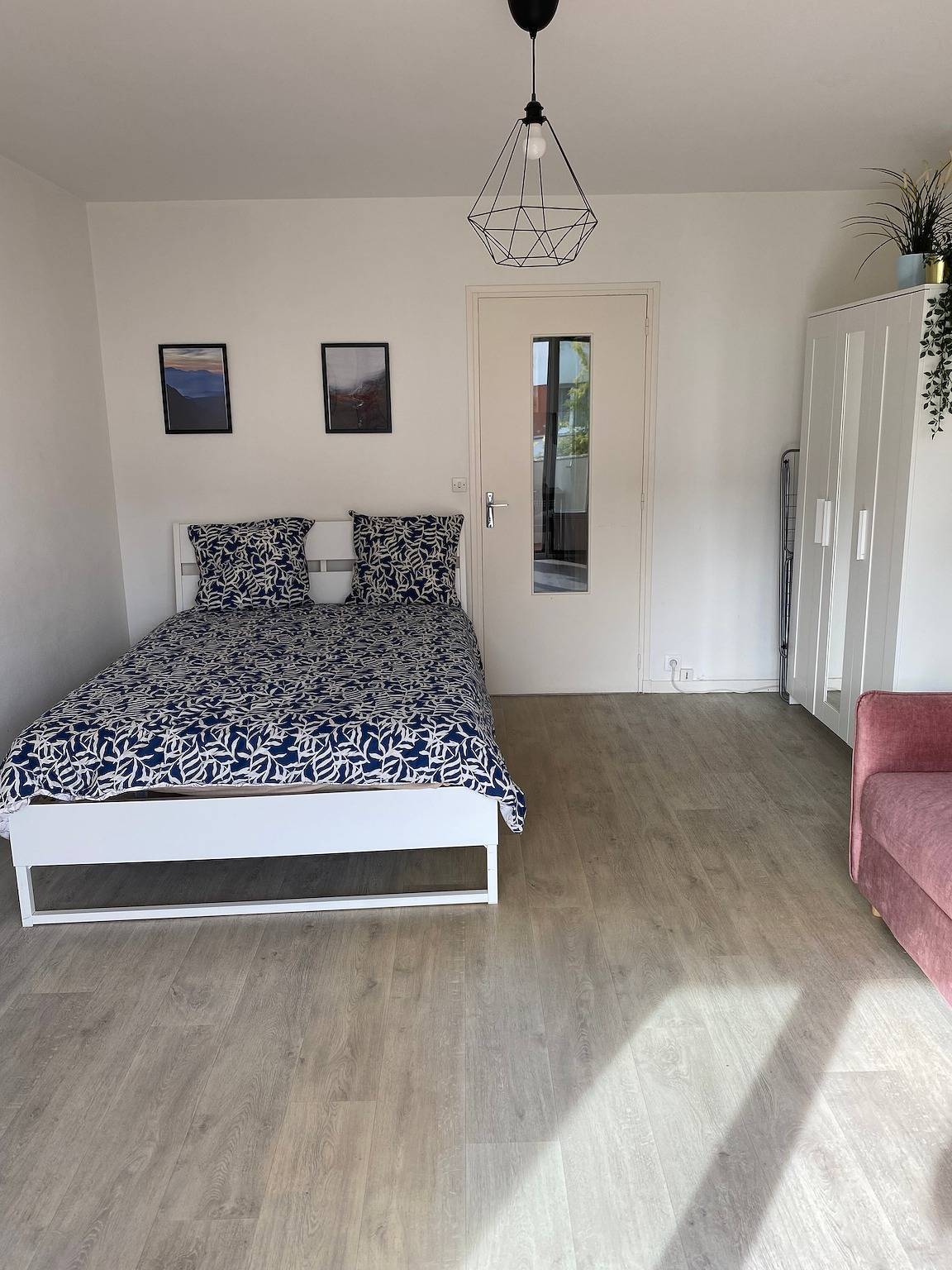 Ganzes Studio, Einzimmerapartment 'Grand Studio Avec Loggia' mit privater Terrasse, Balkon und Wlan in Thorigny-sur-Marne, Seine-et-Marne