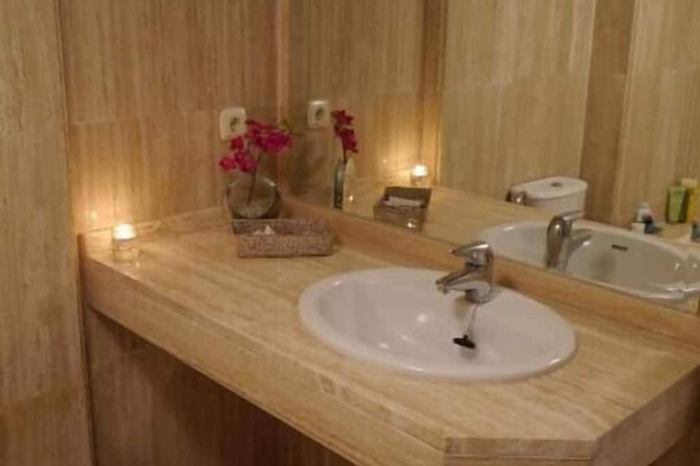 Geheel appartement, Marbella luxe prachtig appartement met zeezicht. Zwembad, golf, strand, snelle Wifi in Marbella Oost, Marbella