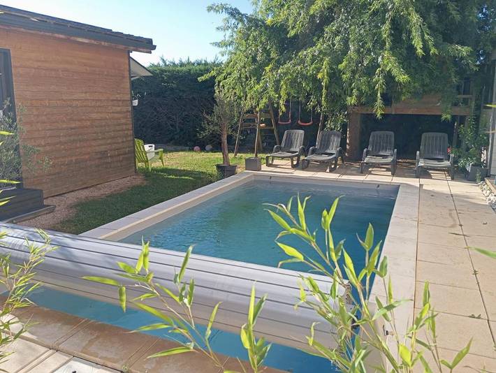 Maison d’hôte pour 2 personnes, avec terrasse et piscine ainsi que jardin et vue