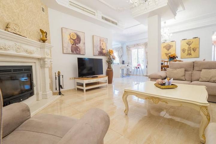 Villa Andaluza avec piscine et jardin privé in Alhaurín de la Torre, Costa del Sol