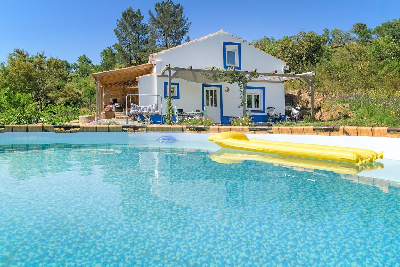 Hel leilighet, Apartment 'Sunny' with Mountain View, Shared Pool and Wi-Fi in Relíquias, Alentejo Litoral