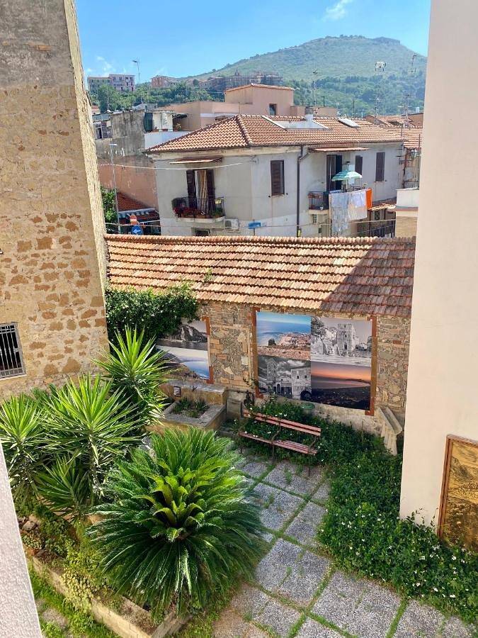 Location de vacances pour 2 personnes, avec vue ainsi que jardin et terrasse à Terracina - 2