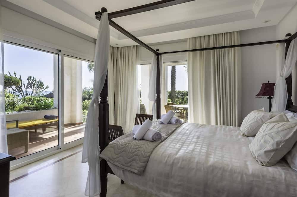 Entire apartment, Luxury beachfront apartment in Estepona in Saladillo Benamara, Estepona