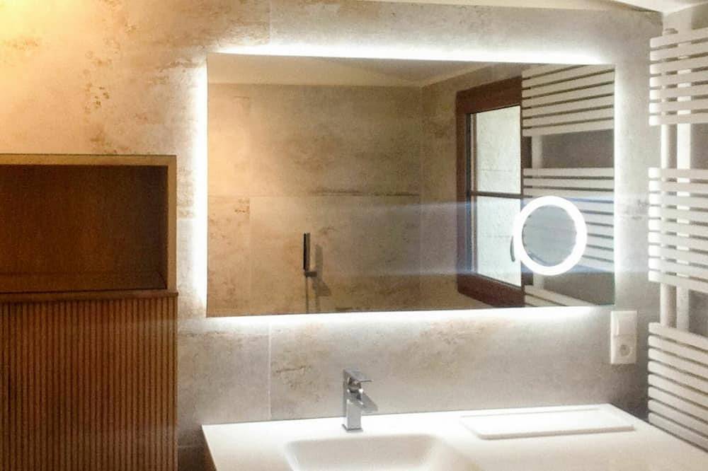 Stunning private villa with Wifi, private pool, Tv, terrace, panoramic view and parking in Saint-Maime, Parc naturel régional du Luberon
