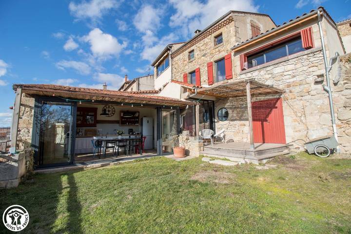 Gîte pour 8 personnes, avec Terrasse et Jardin ainsi que Piscine et Vue