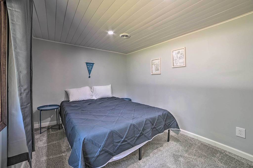 Prudenville Retreat w/ Yard ~ 1 Mi to Lake! in Prudenville, Roscommon County