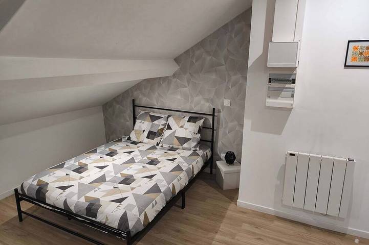 Ganze Wohnung, Studio for 2, 3rd Floor · Free Private Parking in Charleville-Mézières, Ardennen