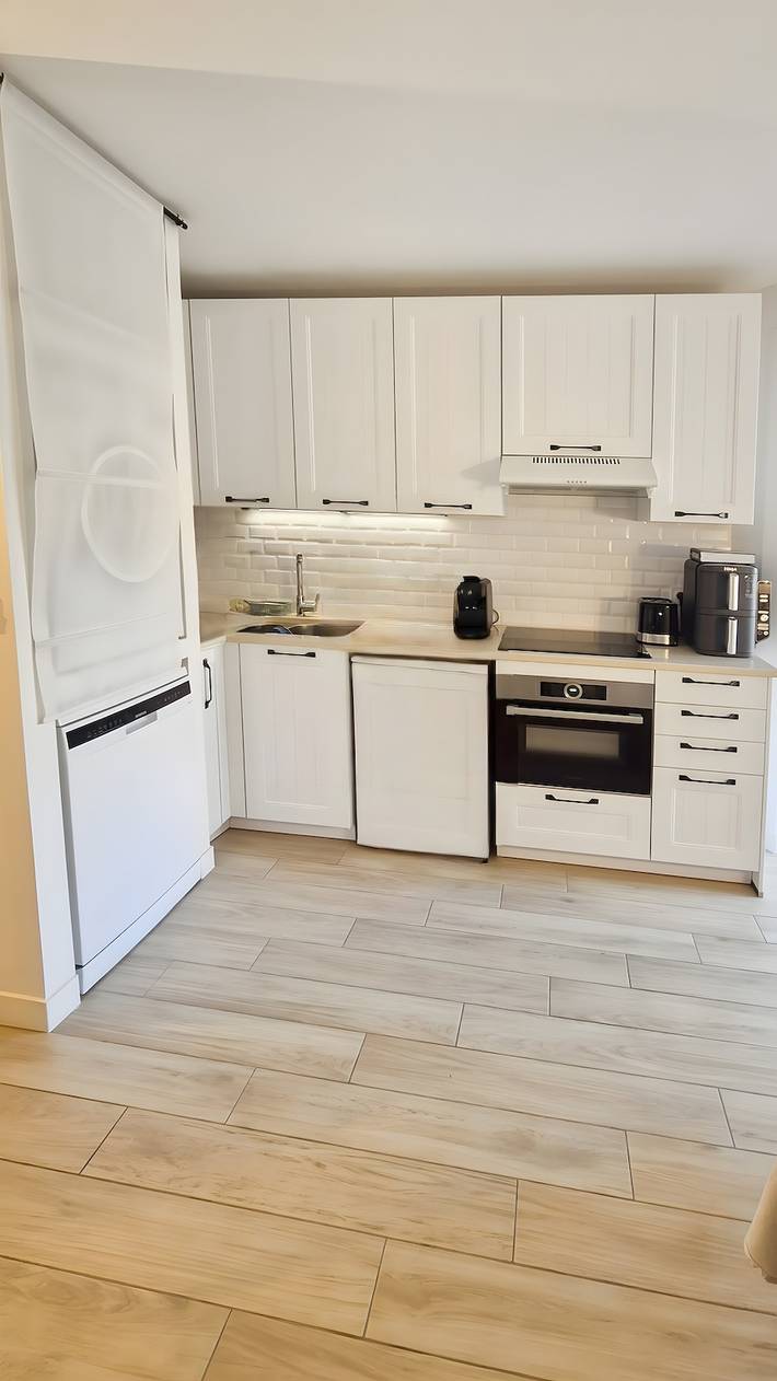 Apartamento entero, Apartamento 'La Perle De L'Argentière' con terraza privada, Wi-Fi y aire acondicionado in La Londe-les-Maures, Parque nacional Port-Cros