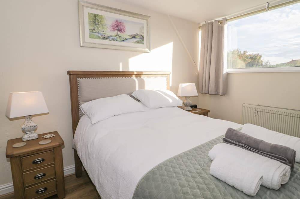 Hilltops, pet friendly, with hot tub in Deganwy in Deganwy, Conwy region