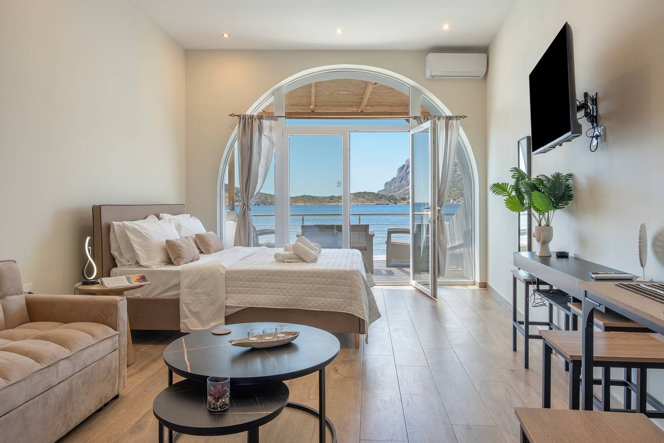 Ganzes Studio, Studio „Next To The Wave 2“ mit Meerblick und privater Terrasse in Mirties, Kalymnos