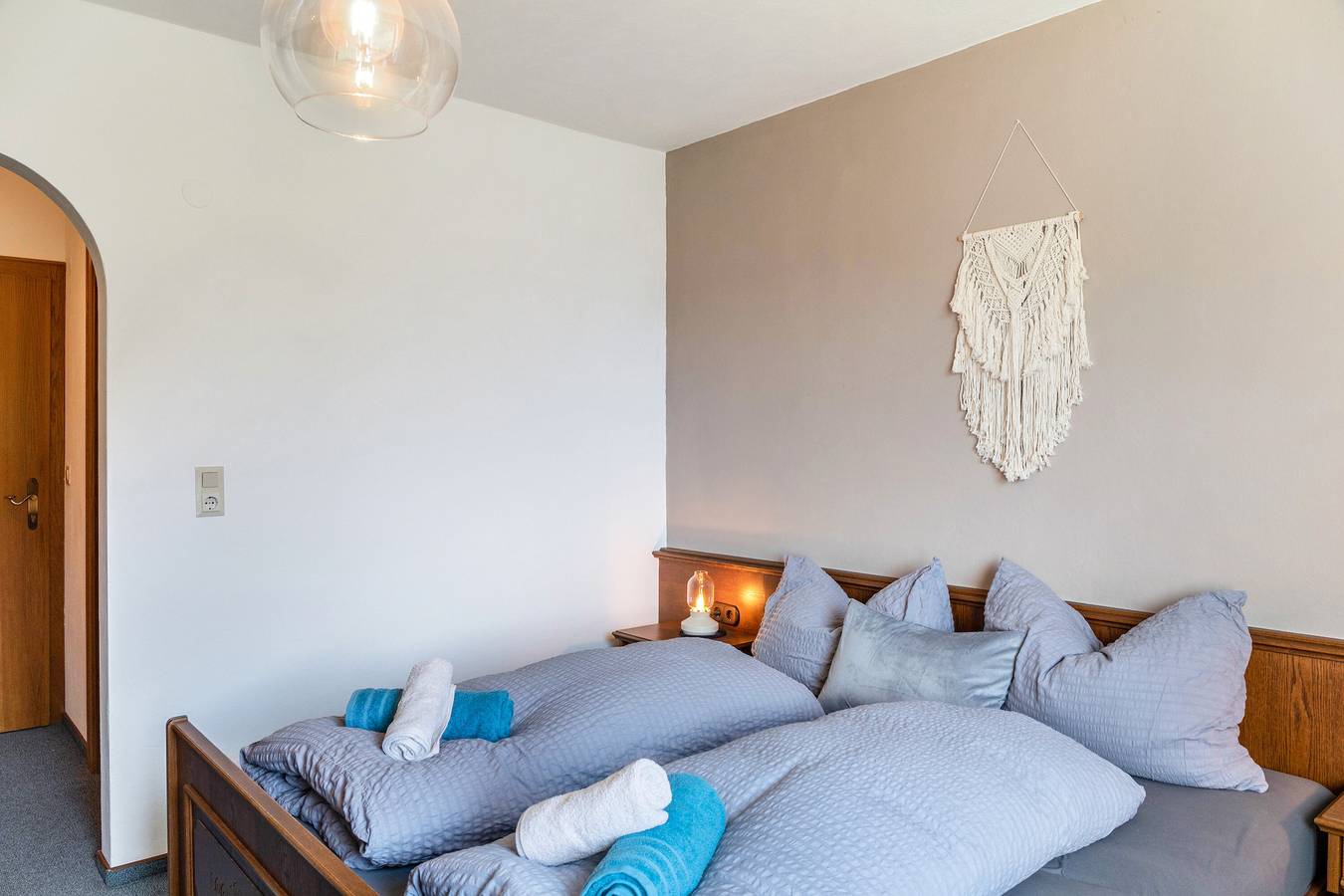 Zimmer '15 En Suite' mit Bergblick, gemeinsamer Terrasse und Wlan in Hainzenberg, Zillertaler Alpen
