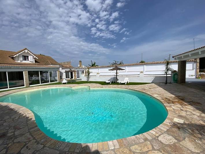 Casa para 12 personas, con piscina además de jardín y jacuzzi en Sanlúcar de Barrameda