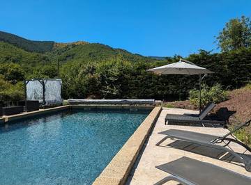Gîte pour 4 personnes, avec piscine et jacuzzi ainsi que jardin et terrasse à Jaujac