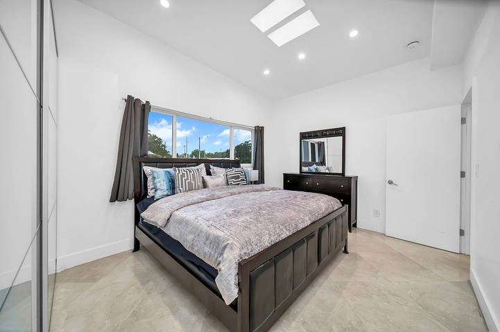 Vacation rental for 22 people, with balcony and yard in North Miami Beach
