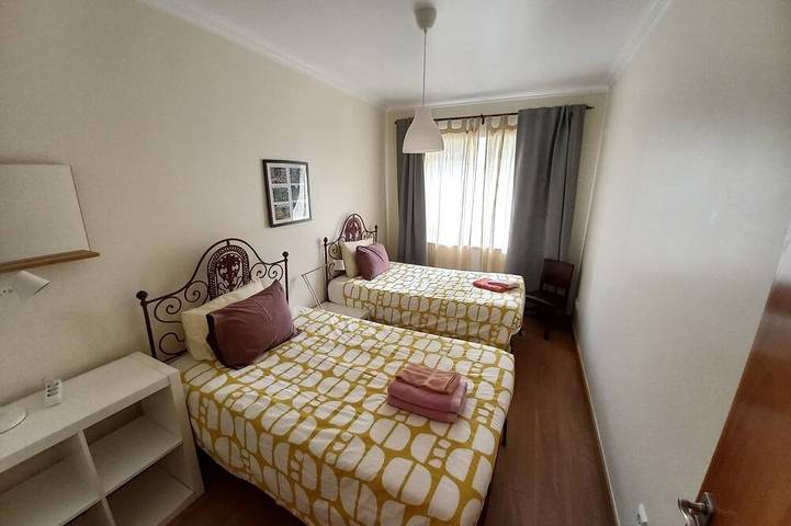 Townhouse with private garden and barbeque – excellent to welcome up to 4 adults in Ferrel, Leiria District