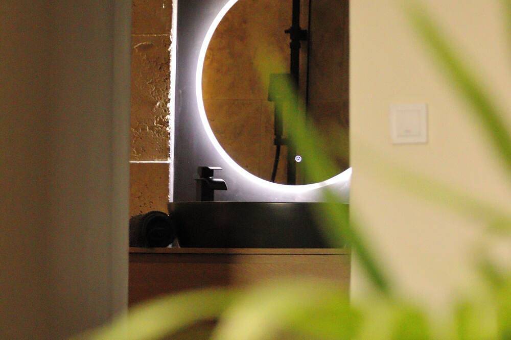 Entire apartment, Le Petit Provençal in Sénas, Arles region