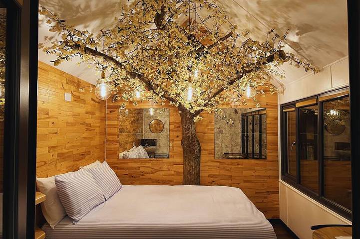 Dog friendly, Tinywood Four with hot tub set in Long Itchington, Warwick in Long Itchington, Warwickshire