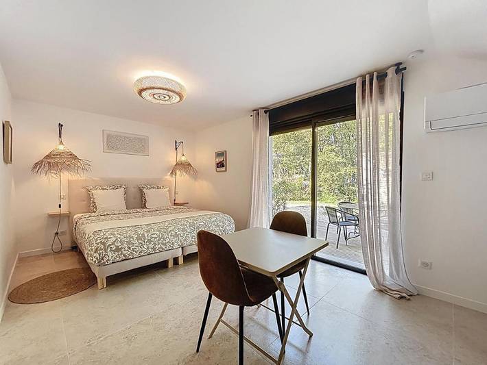 Location de vacances pour 3 personnes, avec Terrasse et Jardin ainsi que Piscine et Vue à Ménerbes - 3