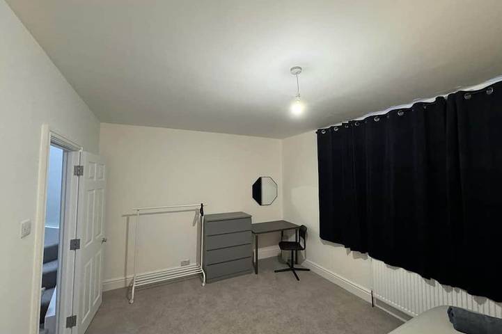 Modern 5 Bed near ExCel - Big Ben with Fast Wi Fi in Newham, Londra