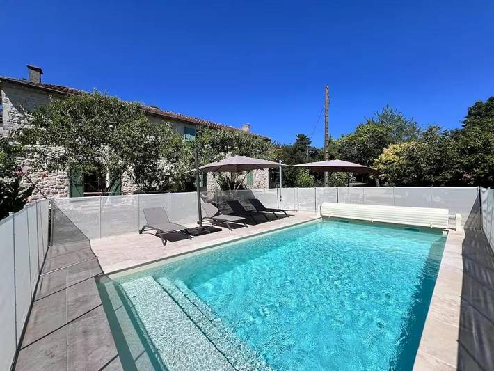 Location de vacances pour 8 personnes, avec vue ainsi que terrasse et piscine à Saint-Avit (Lot-et-Garonne)