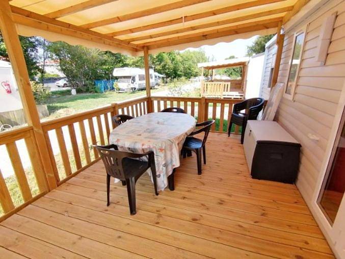 Location de vacances pour 6 personnes, avec terrasse ainsi que jardin et piscine à Urt - 3