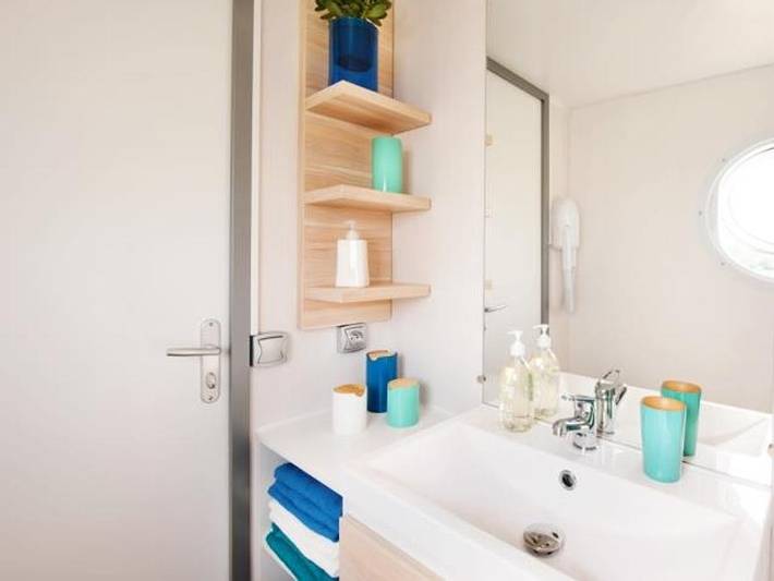 Flower Camping Les Paludiers - Mobilhome 6 personnes - Mobil-home Standard 31m² (3 chambres) + Tv + terrasse semi-couverte 18m² in Batz-sur-Mer, Côte d'Amour